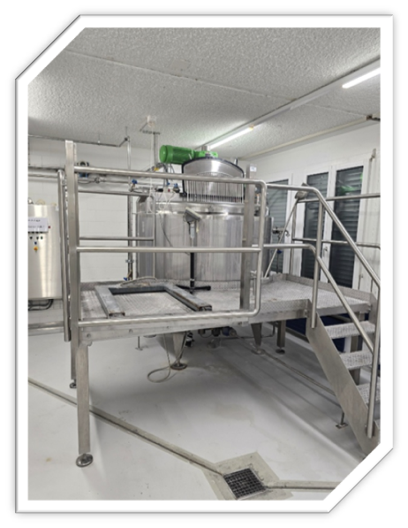 Prozessanlage mit Edelstahl-Rührwerk in der Produktion von LabXcel